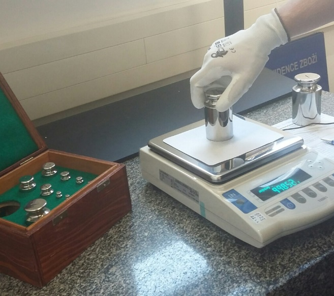 Technik provádějící kalibraci váhy v akreditované laboratoři